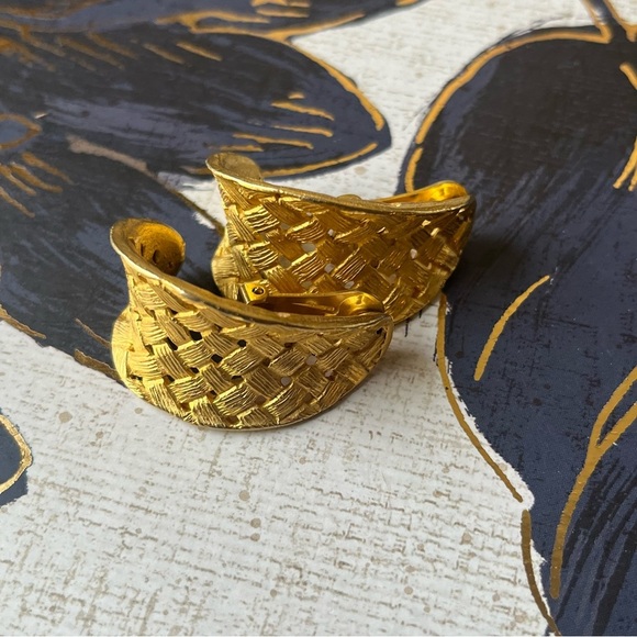 Elegant Gold Woven Earrings - Picture 6 of 11